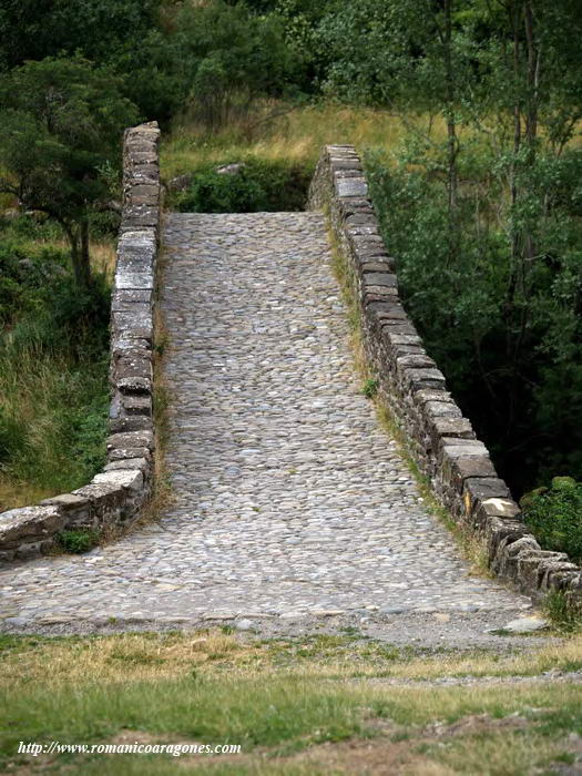 CALZADA DEL PUENTE DESDE ORILLA DERECHA